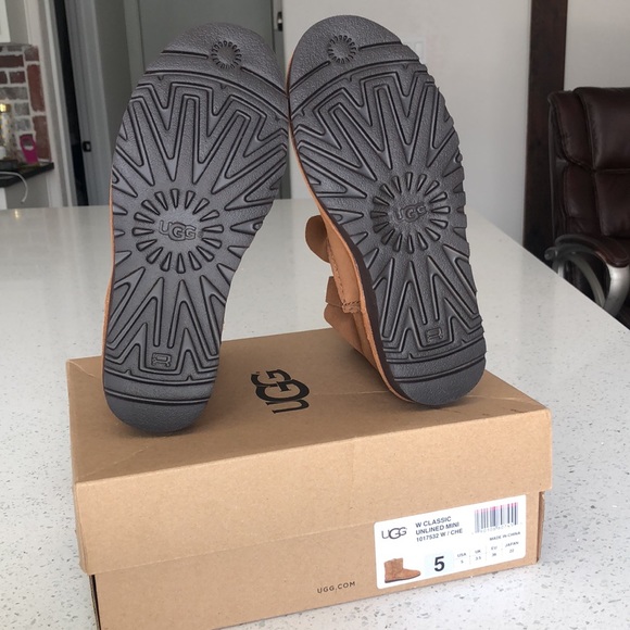 UGG Size 5 - Picture 4 of 7